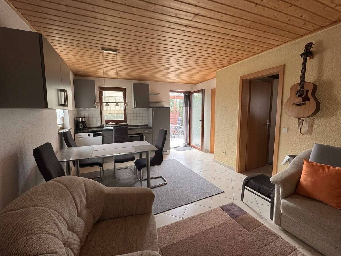 Wochenendhaus Göhlberge Freyburg – Wohn- und Essbereich mit Küche