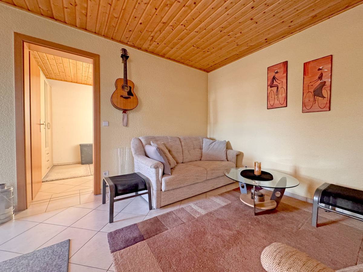 Wochenendhaus Göhlberge Freyburg – Wohnzimmer mit Holzdecke