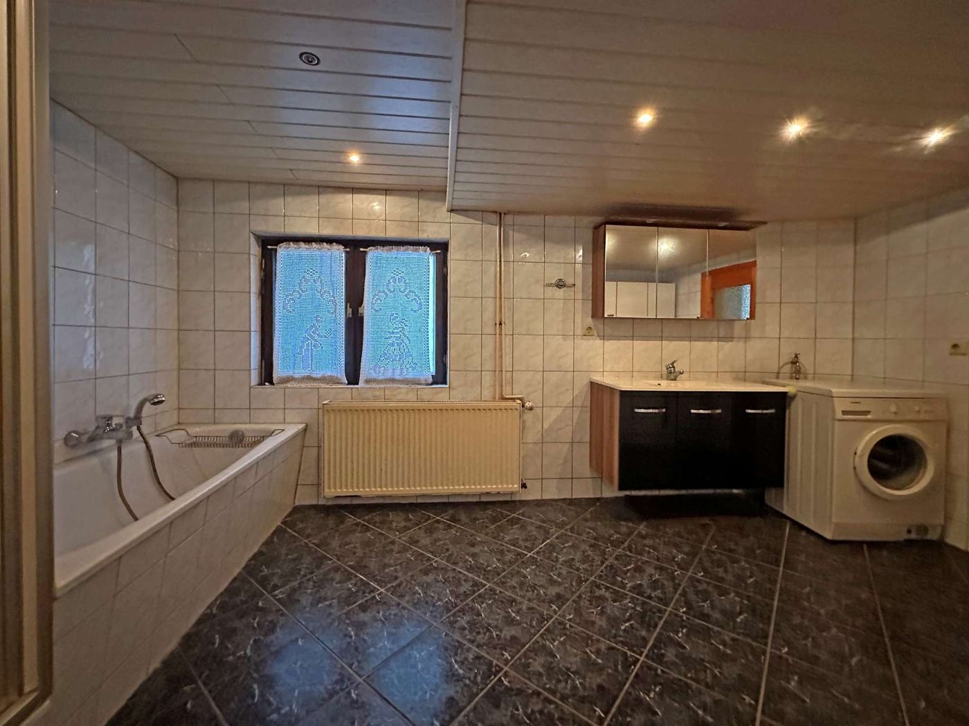 Reihenendhaus Neidschütz – Tageslichtbad mit Wanne
