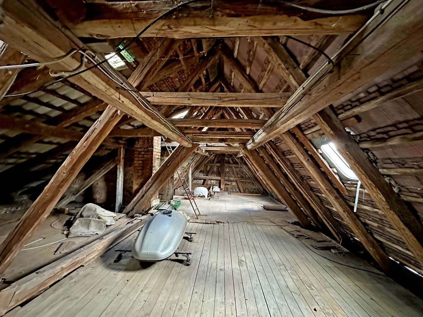 Reihenendhaus Neidschütz – Dachboden mit Holzdachstuhl